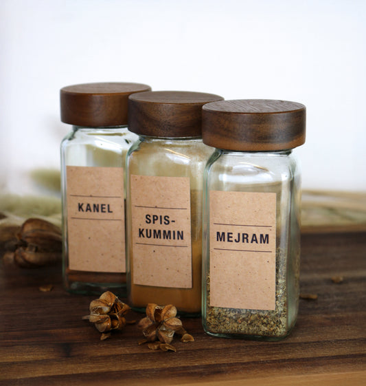 Kryddburkar med etiketter i rustik naturlig design