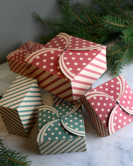 Små söta askar med ränder och prickar, Gartis nedladdning.