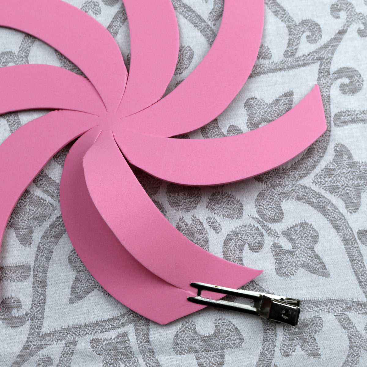 En bit rosa spiralformad EVA-foam