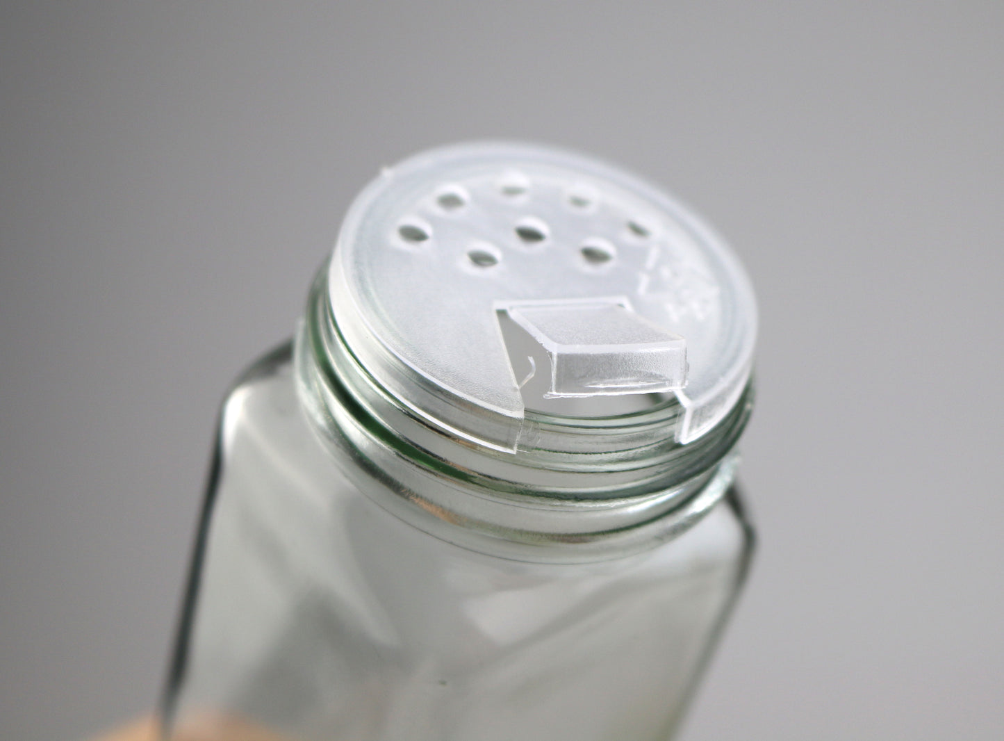 Närbild på kryddburk i glas