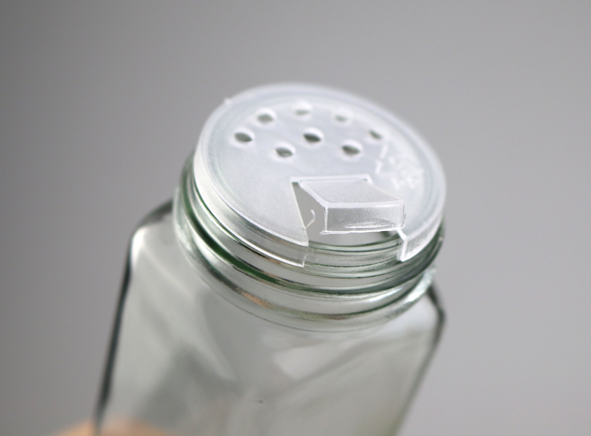 Närbild på kryddburk i glas