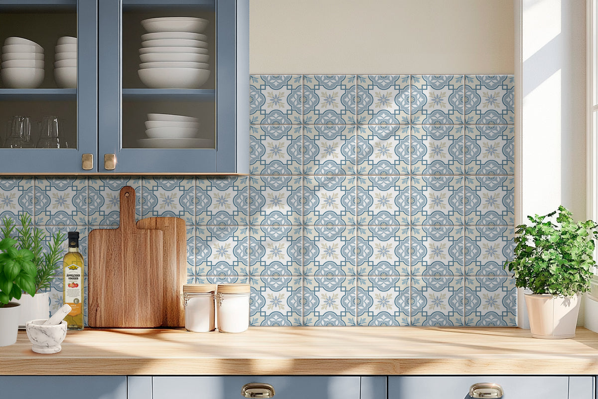 Kök med kakeldekor med ljust gråblå och milda beige färger, geometriska former.
