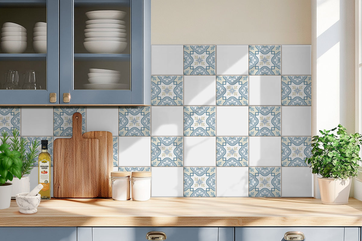 Kök med kakeldekor med ljust gråblå och milda beige färger, geometriska former. Schackrutig effekt.