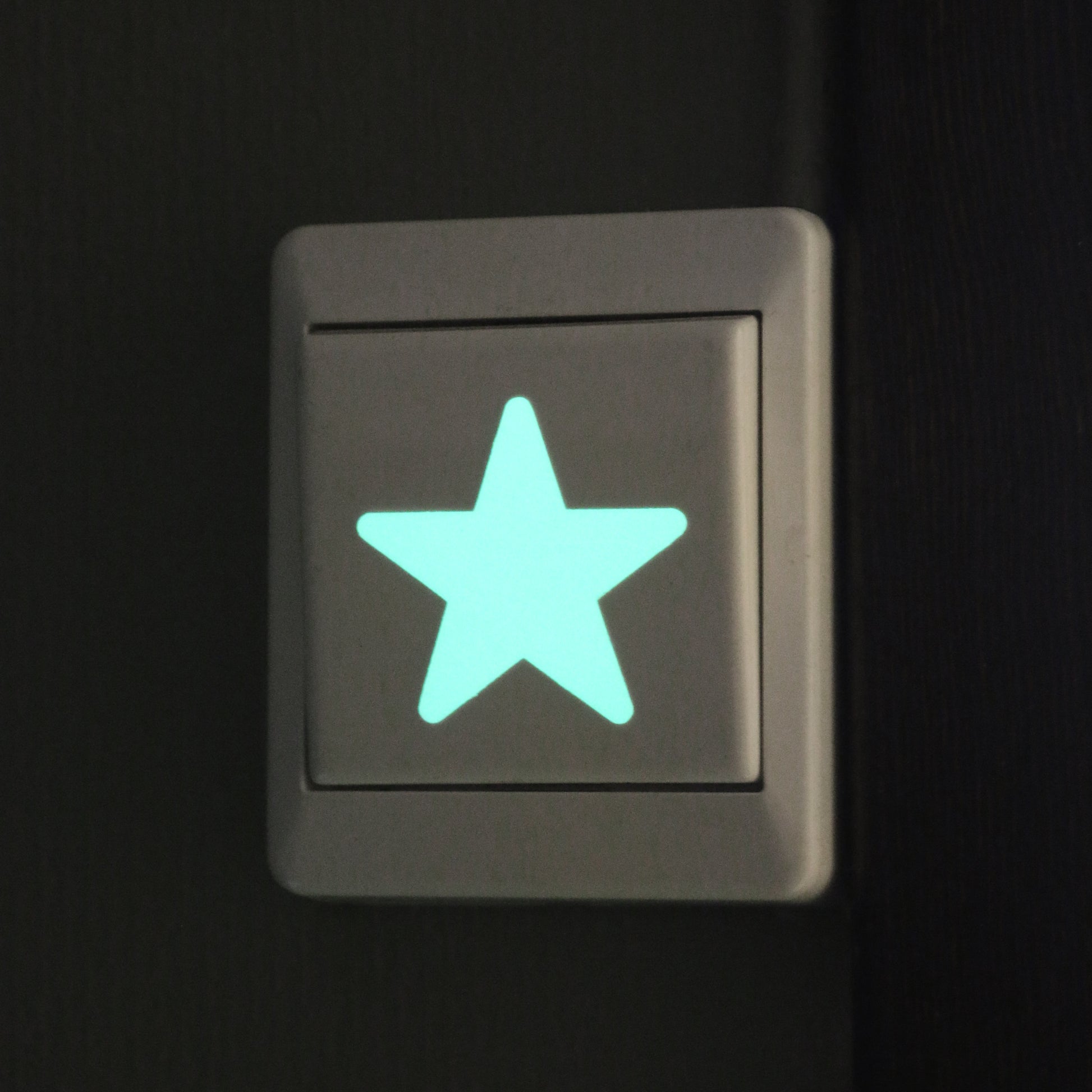 Strömbrytare med en själlysande stjärna på