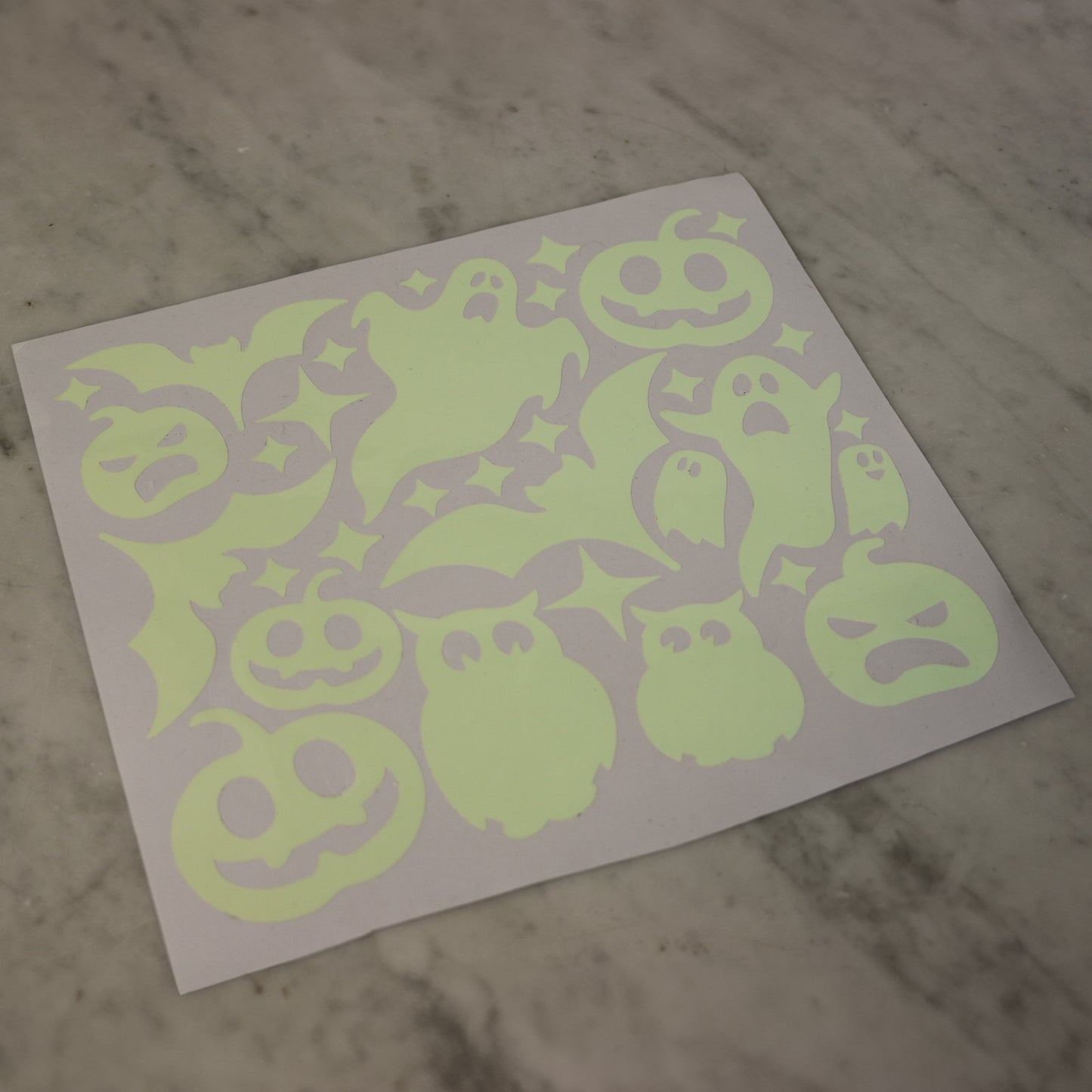 Självlysande dekaler med Halloween-motiv m.m.