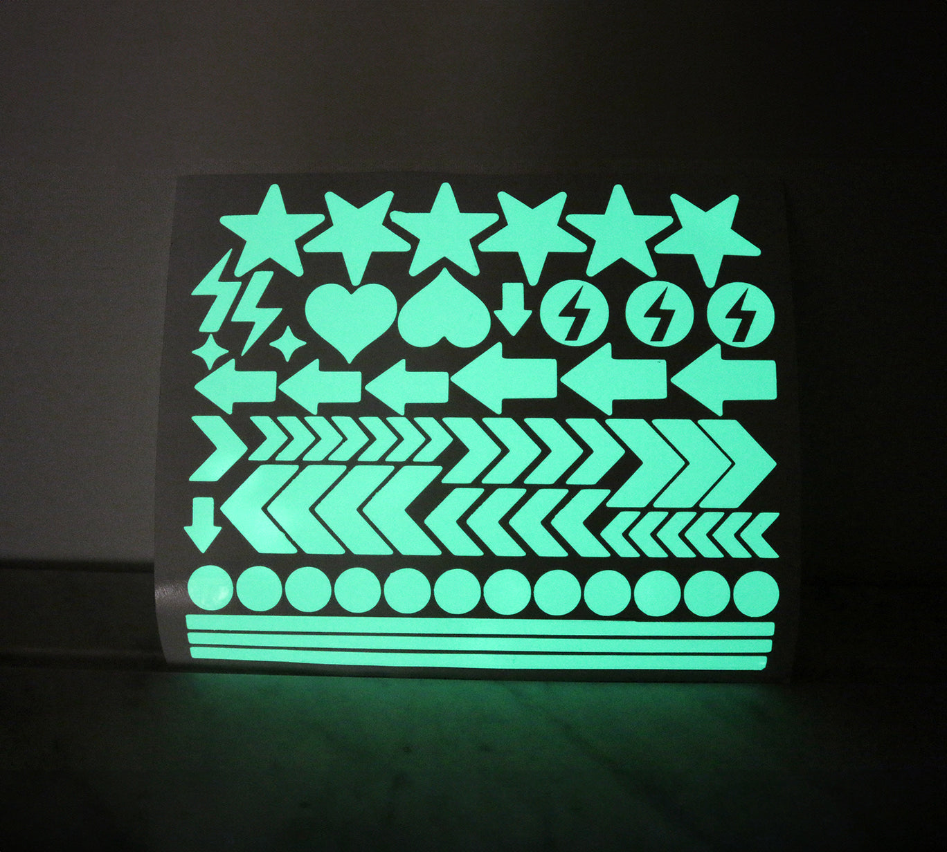 Ett ark med självlysande symboler i mörker