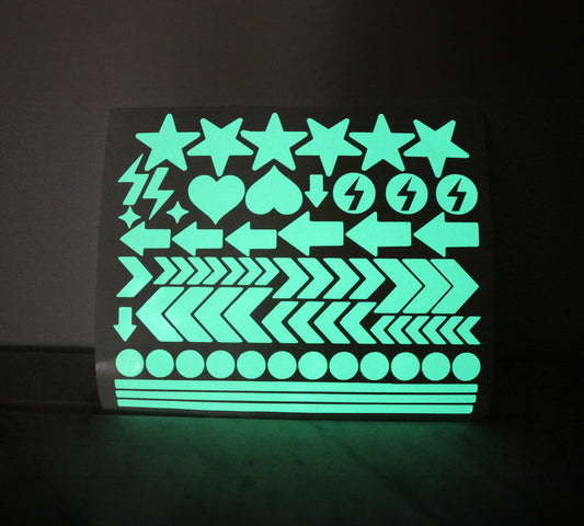 Ett ark med självlysande symboler i mörker